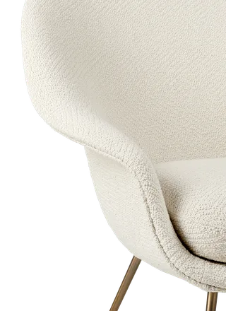 Bat Lounge Chair, Fully Upholstered van GUBI in Dora Boucle, Enzo Degli Angiuoni (0001, Standard), Antique Brass – productfoto 2 van 5