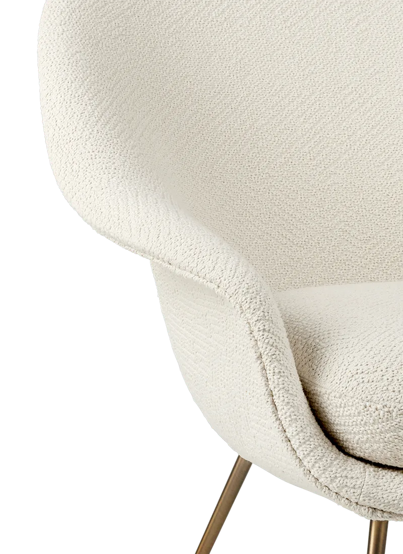 Bat Lounge Chair, Fully Upholstered van GUBI in Dora Boucle, Enzo Degli Angiuoni (0001, Standard), Antique Brass – productfoto 2 van 5