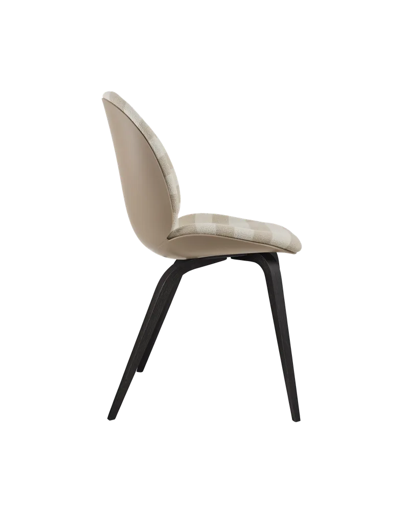 Beetle Dining Chair, Front Upholstered van GUBI in Kvadrat Sahco, Acca Stripe 0131, Black Stained Beech, New Beige – productfoto 1 van 5