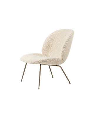Beetle Lounge Chair de GUBI en Dora Boucle, Enzo Degli Angiuoni (0002, Standard), Antique Brass – photo du produit 6 sur 6