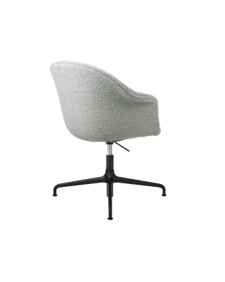 Bat Meeting Chair, Fully Upholstered de GUBI en Karakorum, Dedar (004, Standard), Height adjustable 4-star base, Matt Black – photo du produit 2 sur 4