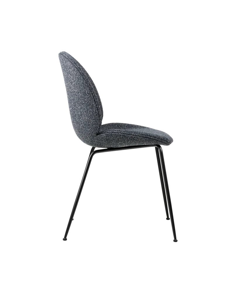 Beetle Dining Chair, Fully Upholstered van GUBI in Around Bouclé, Dedar (023, Standard), Conic base, Matt Black – productfoto 1 van 5