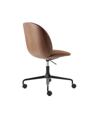Beetle Meeting Chair, 3D Veneer & Front Upholstered by GUBI in Belsuede Special FR, Dedar (132, Standard), American Walnut Semi Matt Lacquered, Height adjustable 4-star base w. castors, Matt Black – product photo 2 of 3