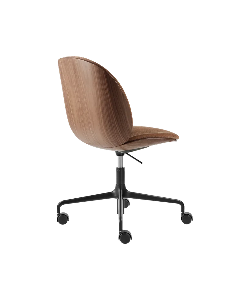 Beetle Meeting Chair, 3D Veneer & Front Upholstered by GUBI in Belsuede Special FR, Dedar (132, Standard), American Walnut Semi Matt Lacquered, Height adjustable 4-star base w. castors, Matt Black – product photo 2 of 3