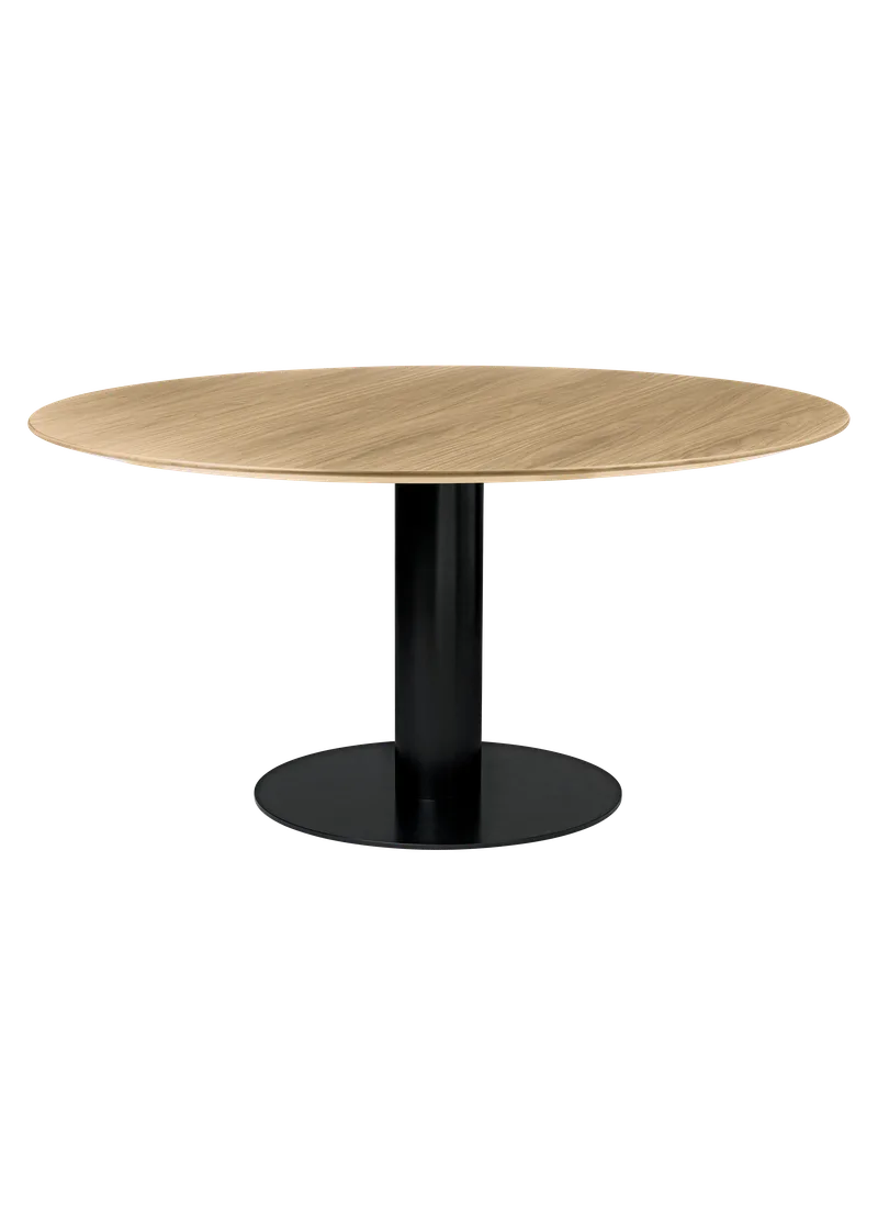 GUBI 2.0 Dining Table, Round by GUBI in Oak Semi Matt Lacquered, Ø150 cm, Black base – product photo