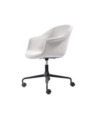Bat Meeting Chair, Fully Upholstered van GUBI in Light Bouclé, GUBI (001, Standard), Height adjustable 4-star base w. castors, Matt Black – productfoto 4 van 4