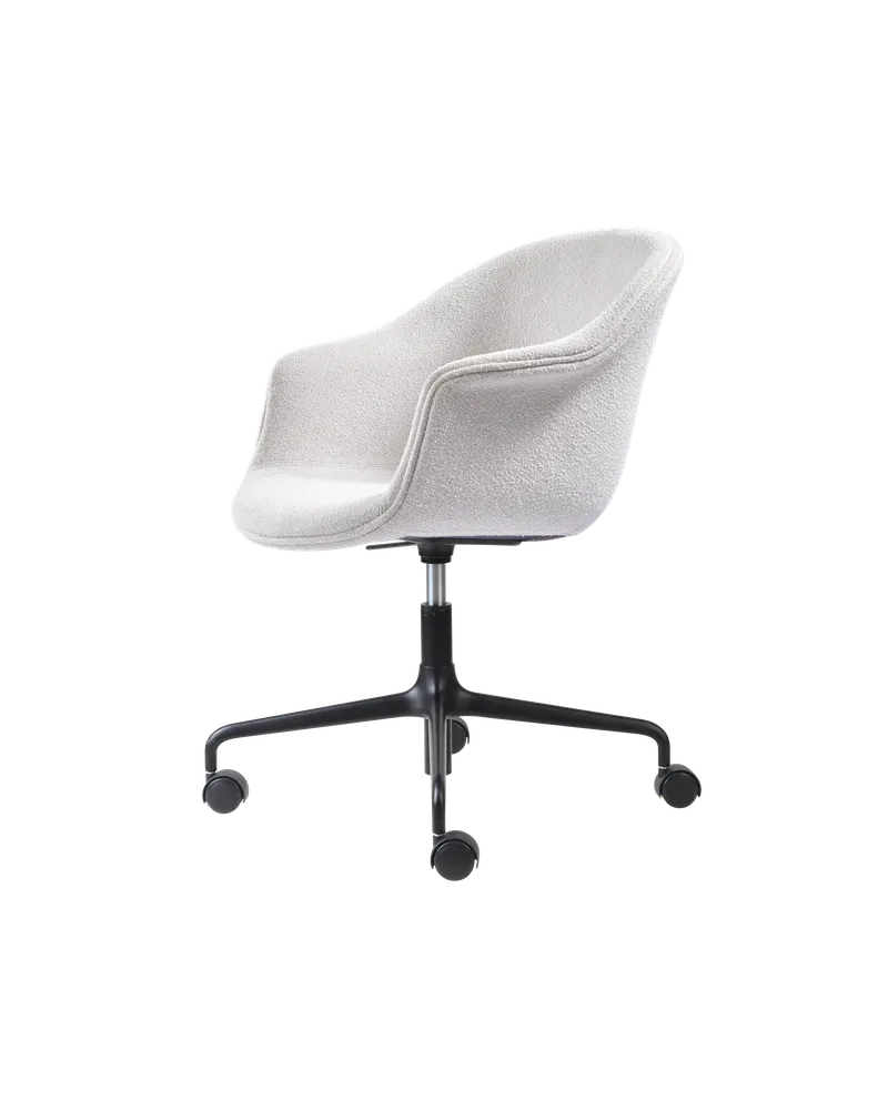 Bat Meeting Chair, Fully Upholstered van GUBI in Light Bouclé, GUBI (001, Standard), Height adjustable 4-star base w. castors, Matt Black – productfoto 4 van 4