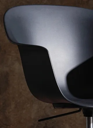 Bat Meeting Chair, Un-Upholstered van GUBI in Soft Black Semi Matt – sfeerfoto 2 van 5