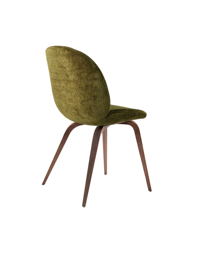 Beetle Dining Chair, Fully Upholstered van GUBI in Mumble, Glamour Group (40, Standard), Wood base, American Walnut – productfoto 4 van 5
