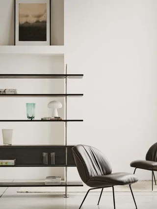 Beetle Soft Lounge Chair, Fully Upholstered van GUBI in Smooth Leather GUBI (Coffee), Matt Black – sfeerfoto 5 van 7