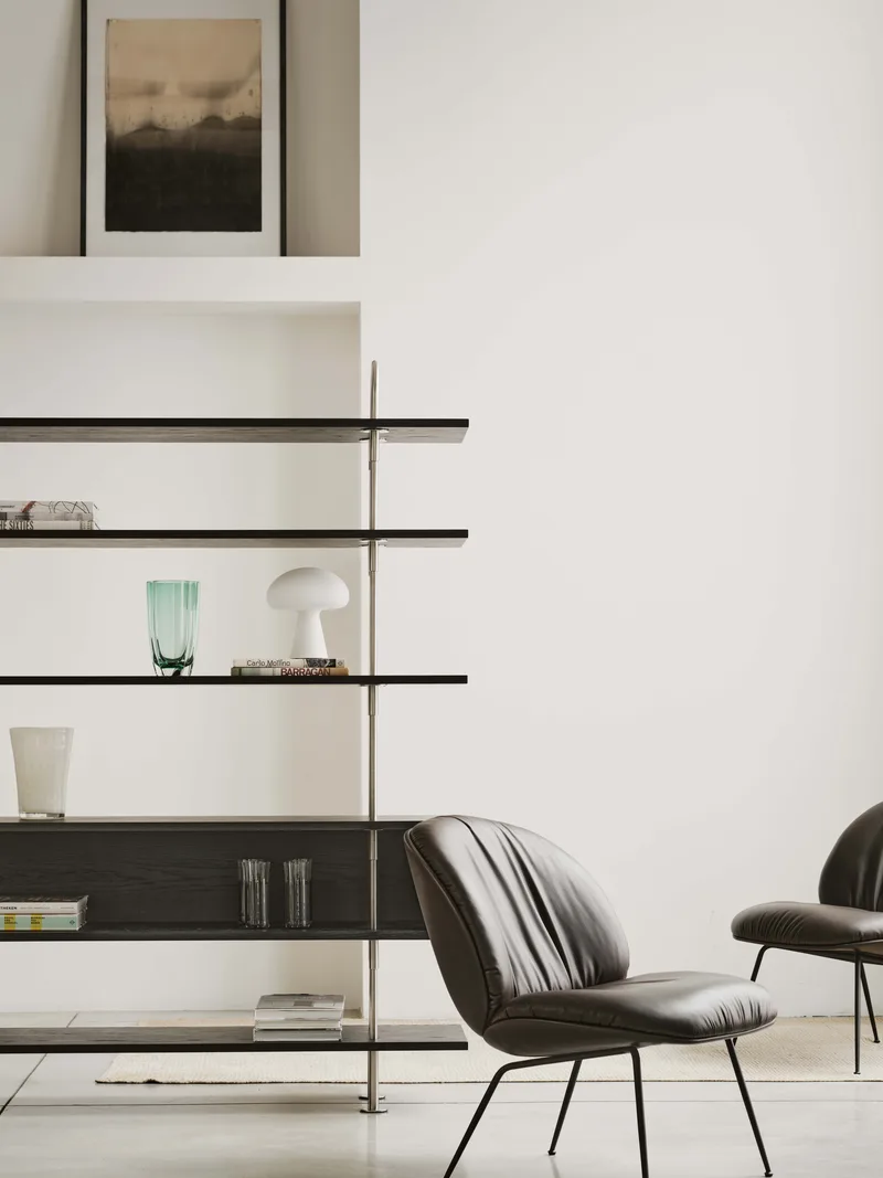 Beetle Soft Lounge Chair, Fully Upholstered van GUBI in Smooth Leather GUBI (Coffee), Matt Black – sfeerfoto 5 van 7