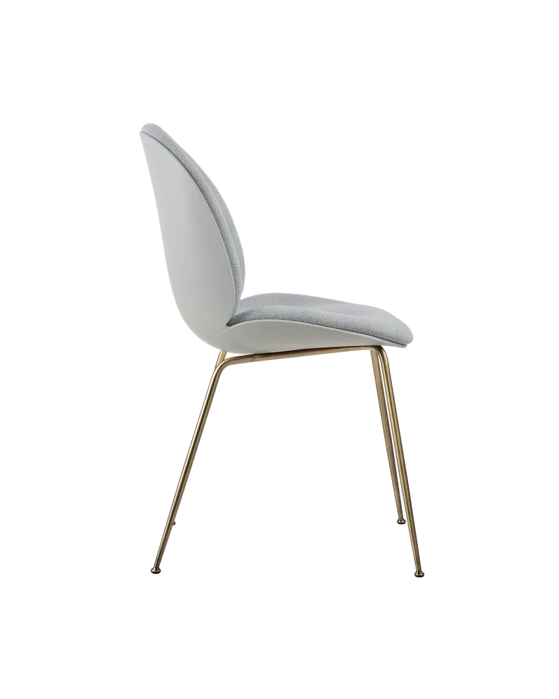Beetle Dining Chair, Front Upholstered van GUBI in Kvadrat Sahco, Acca Stripe 0731, Antique Brass, Lunar Gray – productfoto 4 van 5
