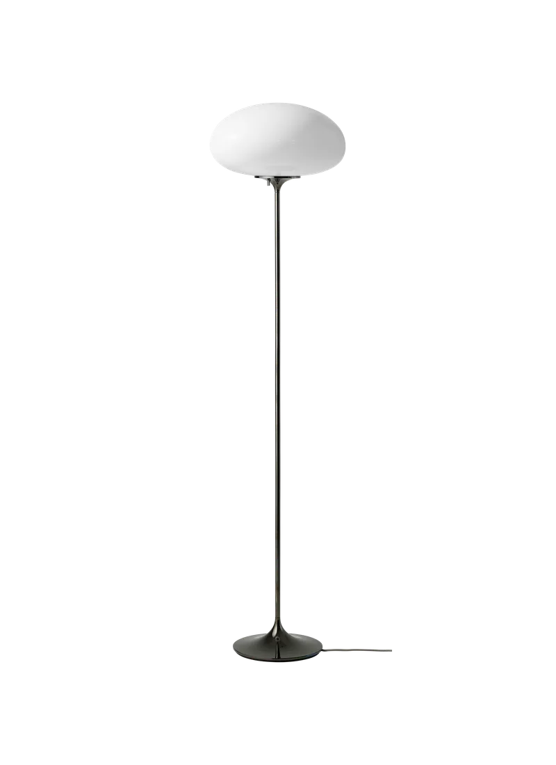 Stemlite Floor Lamp van GUBI in Black Chrome, 150 cm, Opal Glass, EU – productfoto