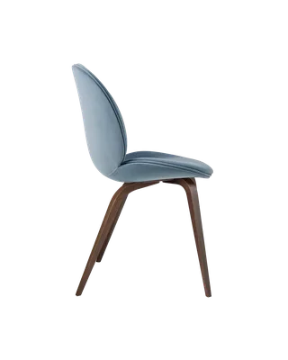 Beetle Dining Chair, Fully Upholstered von GUBI in Sunday, Dedar (002, Standard), Wood base, American Walnut – Produktfoto 2 von 5