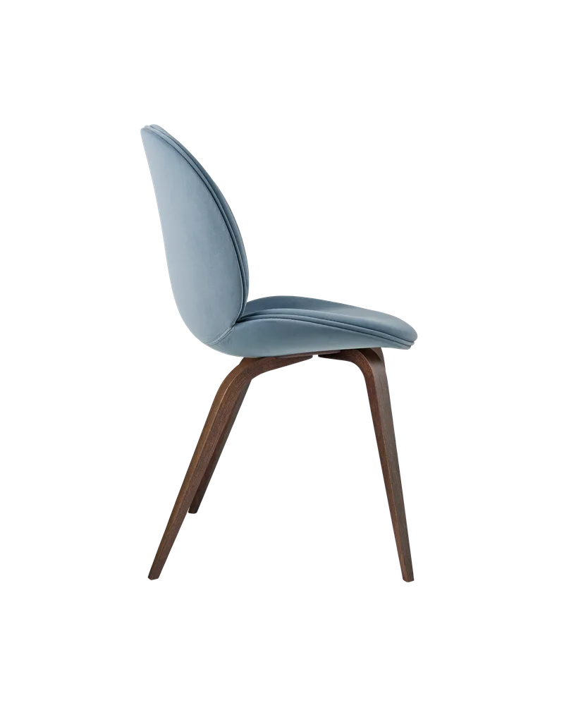Beetle Dining Chair, Fully Upholstered von GUBI in Sunday, Dedar (002, Standard), Wood base, American Walnut – Produktfoto 2 von 5