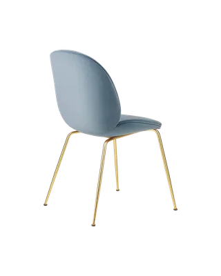 Beetle Dining Chair, Fully Upholstered van GUBI in Sunday, Dedar (002, Standard), Conic base, Brass Semi Matt – productfoto 2 van 5