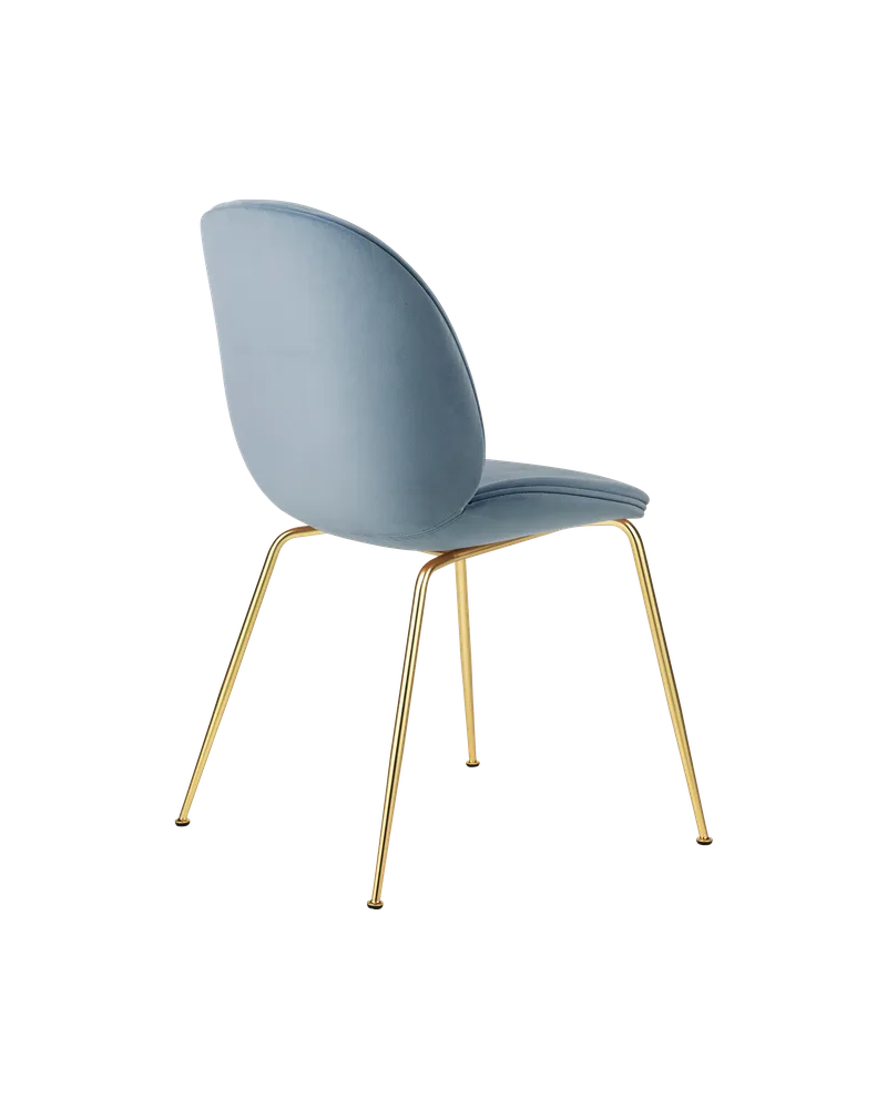 Beetle Dining Chair, Fully Upholstered van GUBI in Sunday, Dedar (002, Standard), Conic base, Brass Semi Matt – productfoto 2 van 5