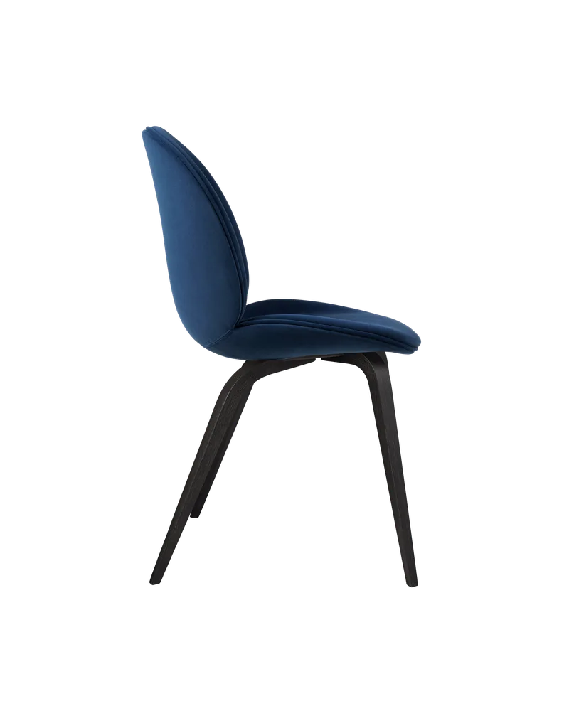 Beetle Dining Chair, Fully Upholstered von GUBI in Sunday, Dedar (003, Standard), Wood base, Black Stained Beech – Produktfoto 2 von 5