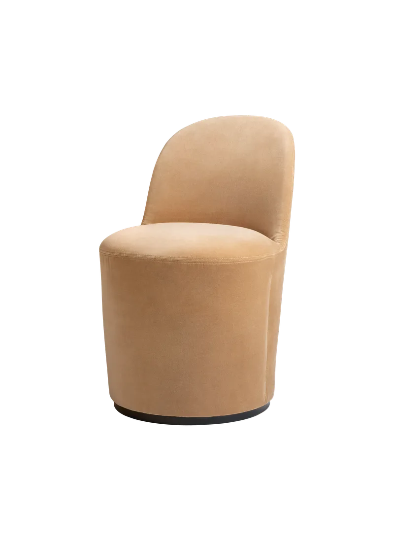 Tail Dining Chair, High back von GUBI in Black Semi Matt Base – Produktfoto