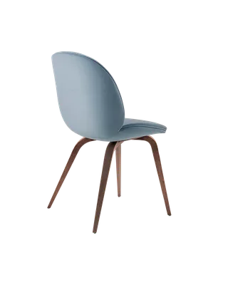 Beetle Dining Chair, Fully Upholstered von GUBI in Sunday, Dedar (002, Standard), Wood base, American Walnut – Produktfoto 4 von 5
