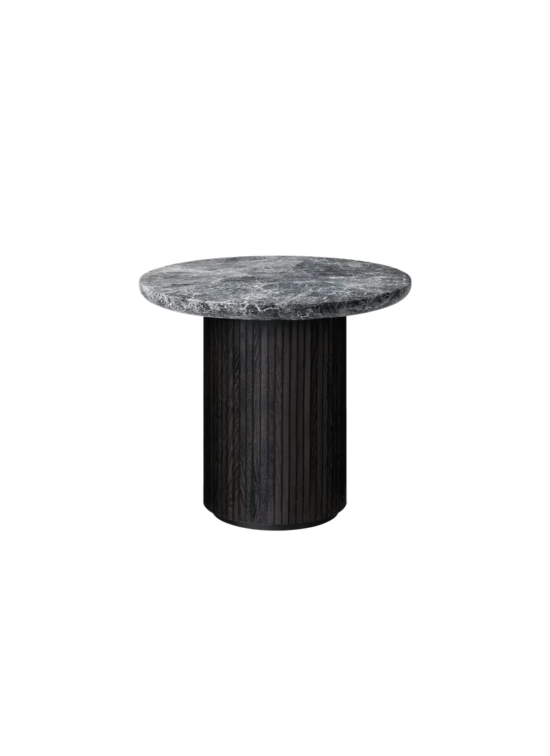 Moon Lounge Table, Round van GUBI in Grey Emperador Marble, Brown/Black Stained Veneer Oak Lacquered, Ø60 x H55 – productfoto