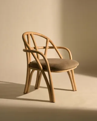 Bistra Lounge Chair von GUBI in Fustagno, GUBI (002, Standard), Natural Lacquered Rattan – Ambientefoto 5 von 6