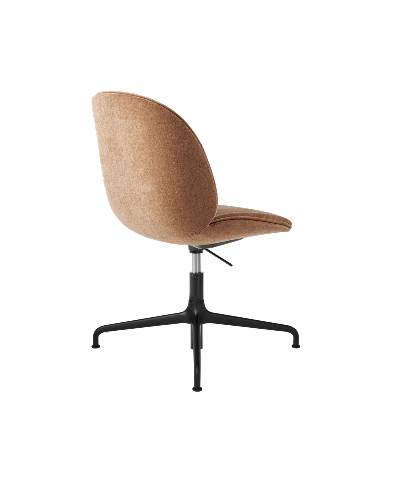 Beetle Meeting Chair, Fully Upholstered van GUBI in Belsuede Special FR, Dedar (132, Standard), Height adjustable 4-star base, Matt Black – productfoto 2 van 5