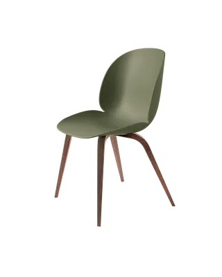 Beetle Dining Chair, Un-Upholstered van GUBI in Fern Green, Wood base, American Walnut – productfoto 3 van 3