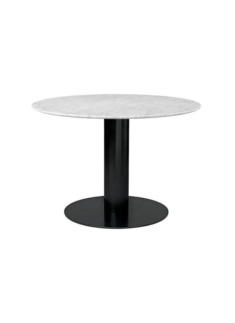 GUBI 2.0 Dining Table, Round von GUBI in White Carrara Marble, Ø110 cm, Black base – Produktfoto