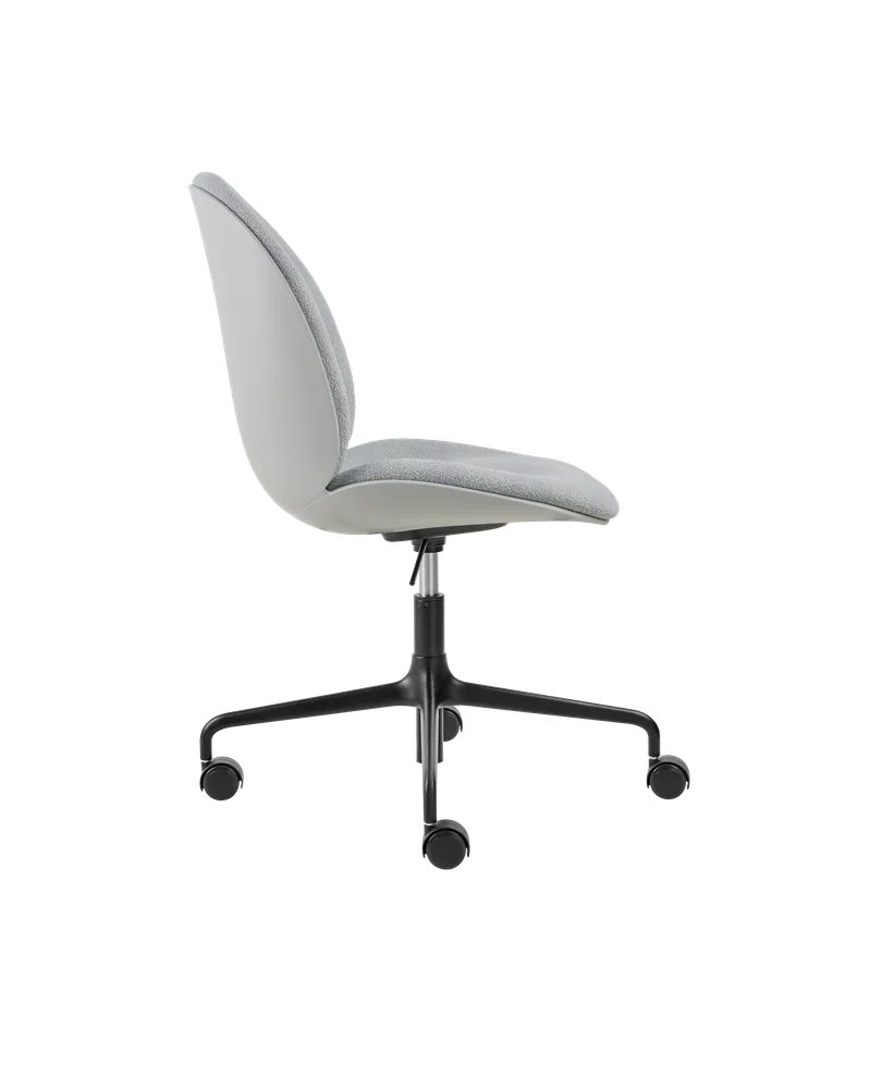 Beetle Meeting Chair, 3D Veneer & Front Upholstered van GUBI in Kvadrat Sahco, Acca Stripe 0731, Lunar Gray, Height adjustable 4-star base w. castors, Matt Black – productfoto 1 van 5