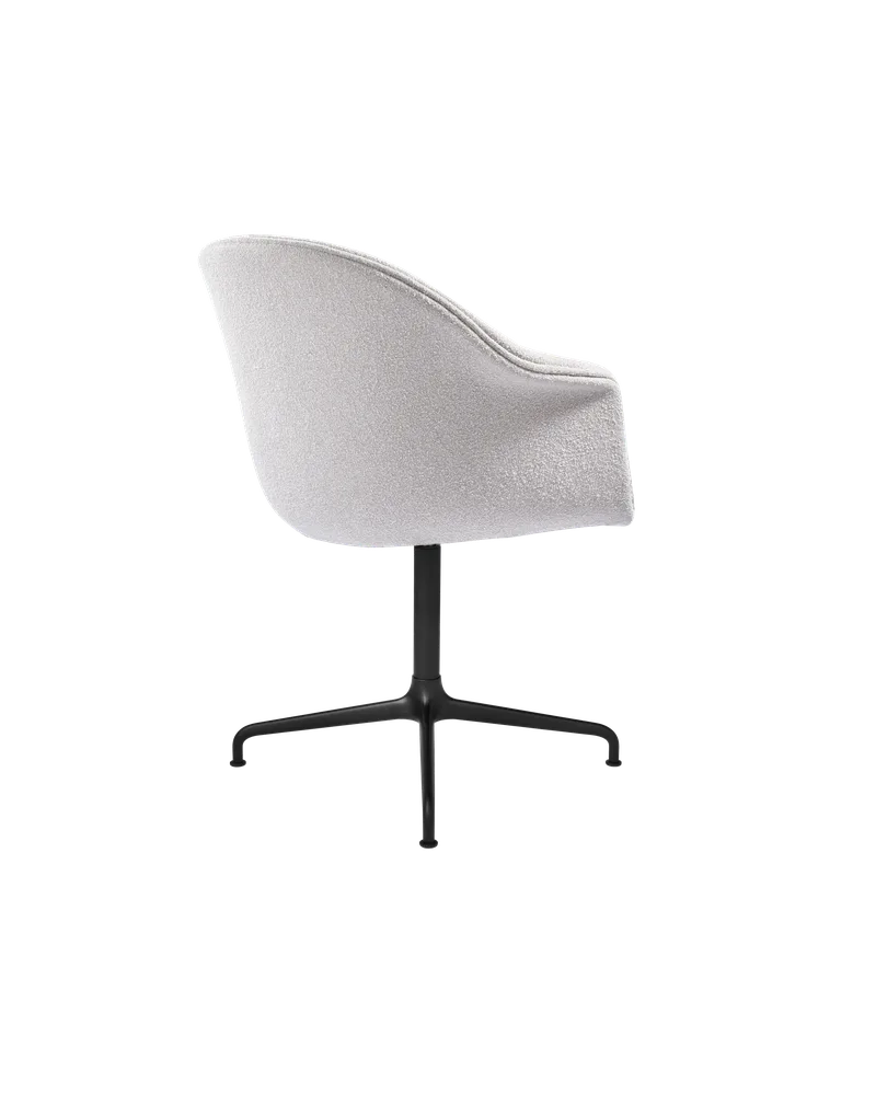 Bat Meeting Chair, Fully Upholstered de GUBI en Light Bouclé, GUBI (001, Standard), 4-star base, Matt Black – photo du produit 1 sur 2