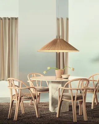 Bistra Dining Armchair van GUBI in Fustagno, GUBI (002, Standard), Natural Lacquered Rattan – sfeerfoto 4 van 6