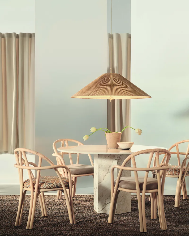 Bistra Dining Armchair van GUBI in Fustagno, GUBI (002, Standard), Natural Lacquered Rattan – sfeerfoto 4 van 6