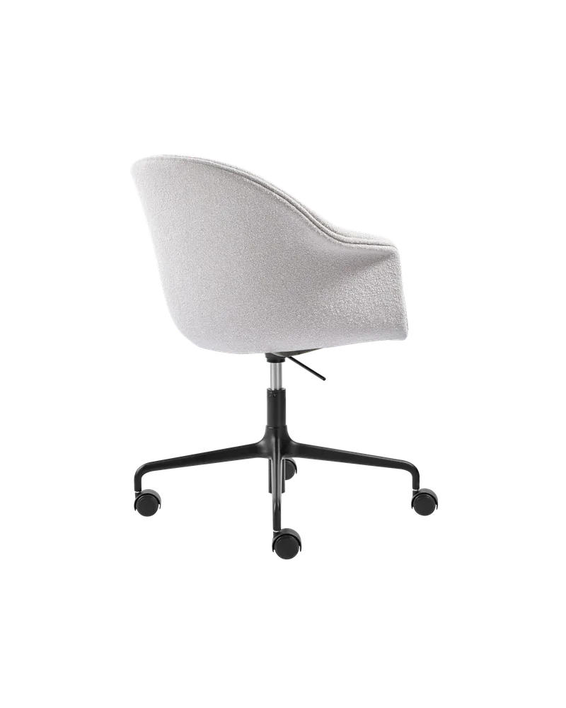 Bat Meeting Chair, Fully Upholstered van GUBI in Light Bouclé, GUBI (001, Standard), Height adjustable 4-star base w. castors, Matt Black – productfoto 1 van 4