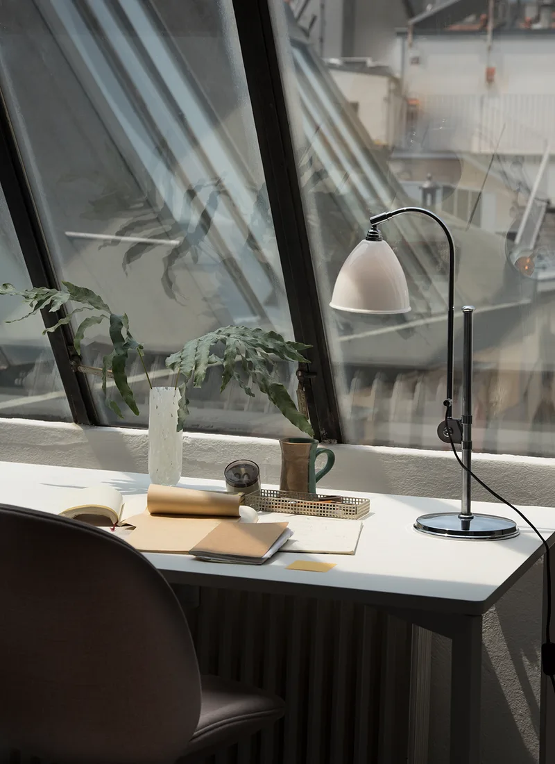 Bestlite BL1 Table Lamp van GUBI in Bone China, Chrome, EU – sfeerfoto 1 van 5