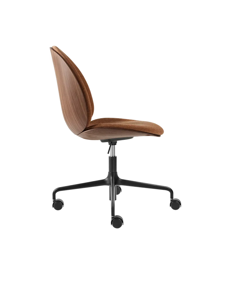 Beetle Meeting Chair, 3D Veneer & Front Upholstered by GUBI in Belsuede Special FR, Dedar (132, Standard), American Walnut Semi Matt Lacquered, Height adjustable 4-star base w. castors, Matt Black – product photo 1 of 3
