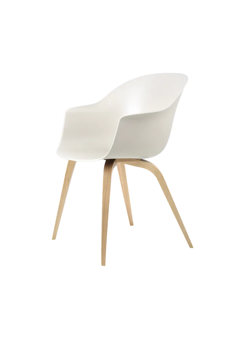 Bat Dining Chair, Un-Upholstered van GUBI in Alabaster White, Oak Semi Matt Lacquered, Wood base – productfoto 3 van 3