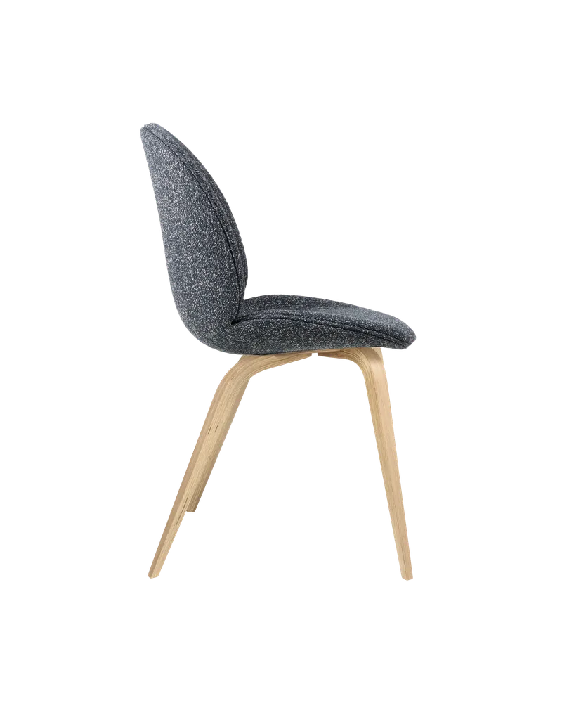 Beetle Dining Chair, Fully Upholstered von GUBI in Around Bouclé, Dedar (023, Standard), Wood base, Oak Semi Matt – Produktfoto 3 von 5
