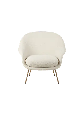 Bat Lounge Chair, Fully Upholstered van GUBI in Dora Boucle, Enzo Degli Angiuoni (0001, Standard), Antique Brass – productfoto 1 van 5