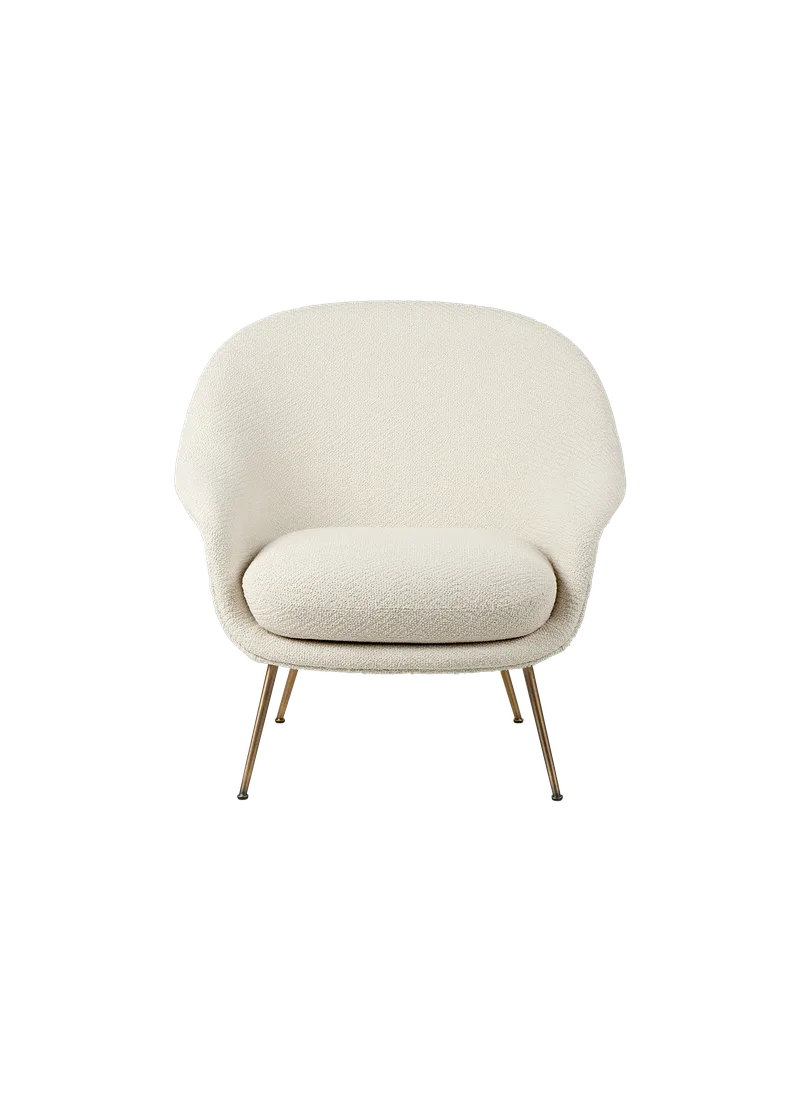 Bat Lounge Chair, Fully Upholstered van GUBI in Dora Boucle, Enzo Degli Angiuoni (0001, Standard), Antique Brass – productfoto 1 van 5
