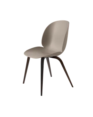 Beetle Dining Chair, Un-Upholstered van GUBI in New Beige, Wood base, Smoked Oak – productfoto 3 van 3
