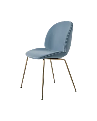 Beetle Dining Chair, Fully Upholstered van GUBI in Sunday, Dedar (002, Standard), Conic base, Antique Brass – productfoto 5 van 5
