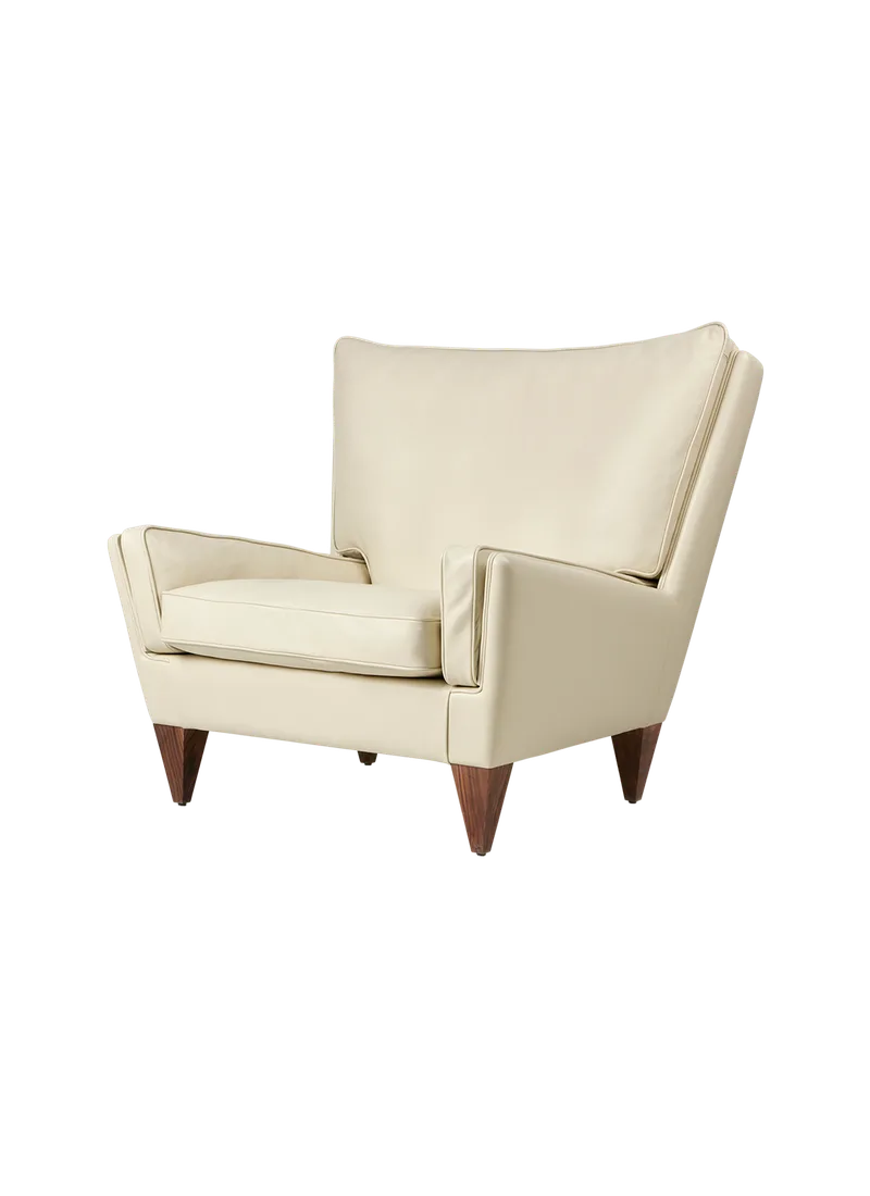 V11 Lounge Chair van GUBI in Smooth leather, GUBI (Cream, Standard), Solid American Walnut (Oiled) – productfoto
