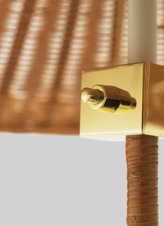 9602 Floor Lamp van GUBI in Wicker Willow, Brass, EU – sfeerfoto 2 van 7