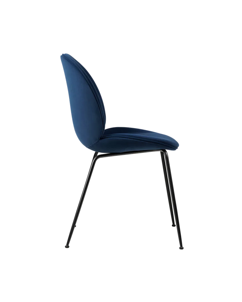 Beetle Dining Chair, Fully Upholstered von GUBI in Sunday, Dedar (003, Standard), Conic base, Matt Black – Produktfoto 1 von 5