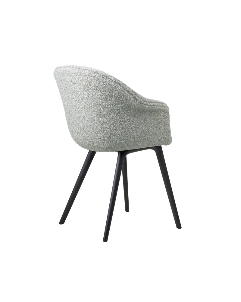 Bat Dining Chair, Fully Upholstered van GUBI in Karakorum, Dedar (004, Standard), Plastic base, Black – productfoto 2 van 4
