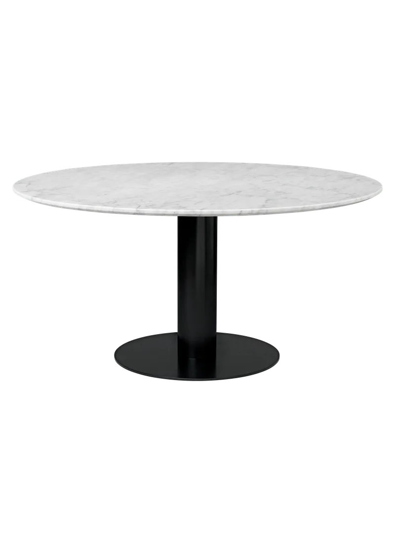 GUBI 2.0 Dining Table, Round von GUBI in White Carrara Marble, Ø150 cm, Black base – Produktfoto