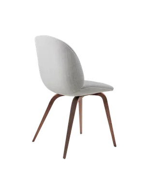 Beetle Dining Chair, Fully Upholstered von GUBI in Remix 3, Kvadrat (123, Standard), Wood base, American Walnut – Produktfoto 4 von 5
