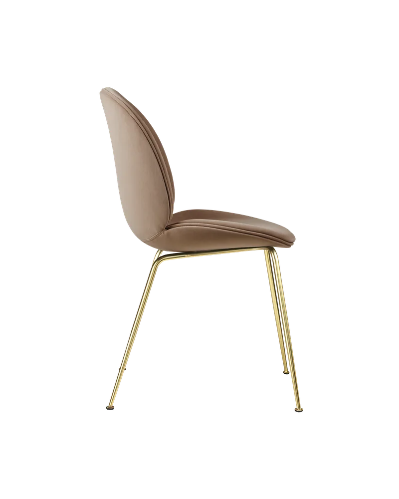 Beetle Dining Chair, Fully Upholstered von GUBI in Sunday, Dedar (034, Standard), Conic base, Brass Semi Matt – Produktfoto 3 von 5