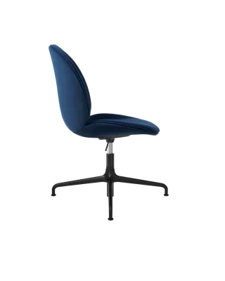 Beetle Meeting Chair, Fully Upholstered van GUBI in Sunday, Dedar (003, Standard), Height adjustable 4-star base, Matt Black – productfoto 1 van 5
